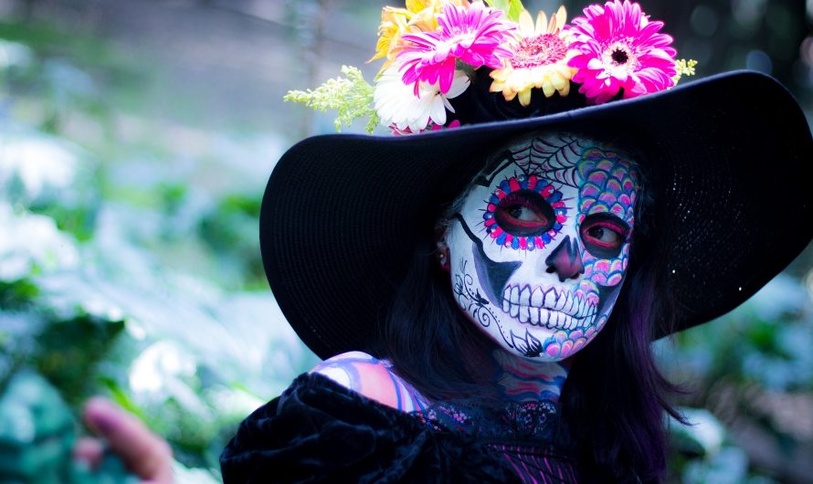 How to Follow the Latest Makeup Trends and Fashions and Show Your Taste and Personality