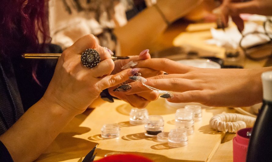 How to Remove Nail Polish Quickly and Safely with Natural Ingredients